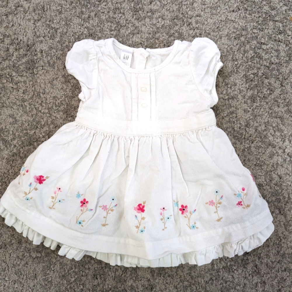 2/$22. Gap white baby girl dress. NB. Embroidery flowers. Buttons and zipper.